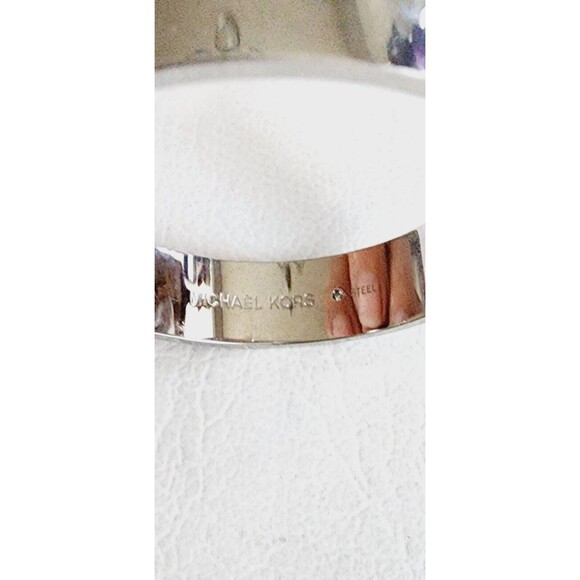 MICHAEL KORS SILVER,LOGO ROSE GOLD 2 TONE TURN LOCK,OVAL CUFF BANGLE MKJ6839 7" - Picture 4 of 5